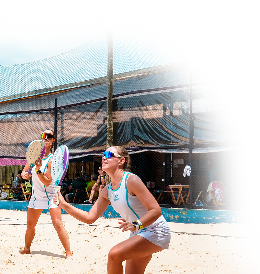 Jogadoras de beach tennis no Posto 011